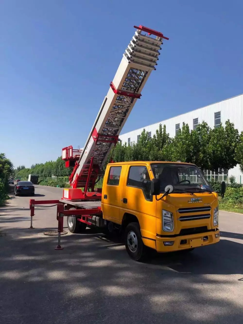 太康附近的云梯车出租服务：轻松解决高空作业需求