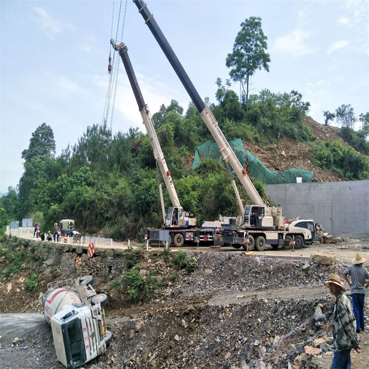 太康汽车掉沟里叫吊车救援要多少钱